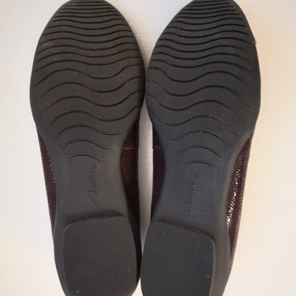Clarks Artisan Ladies Burgundy Size 5.5 Memory Foam Footbed Flats - Picture 6 of 8